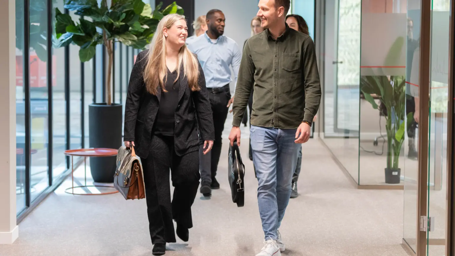 Finanxe collega's komen binnen op kantoor Zwolle