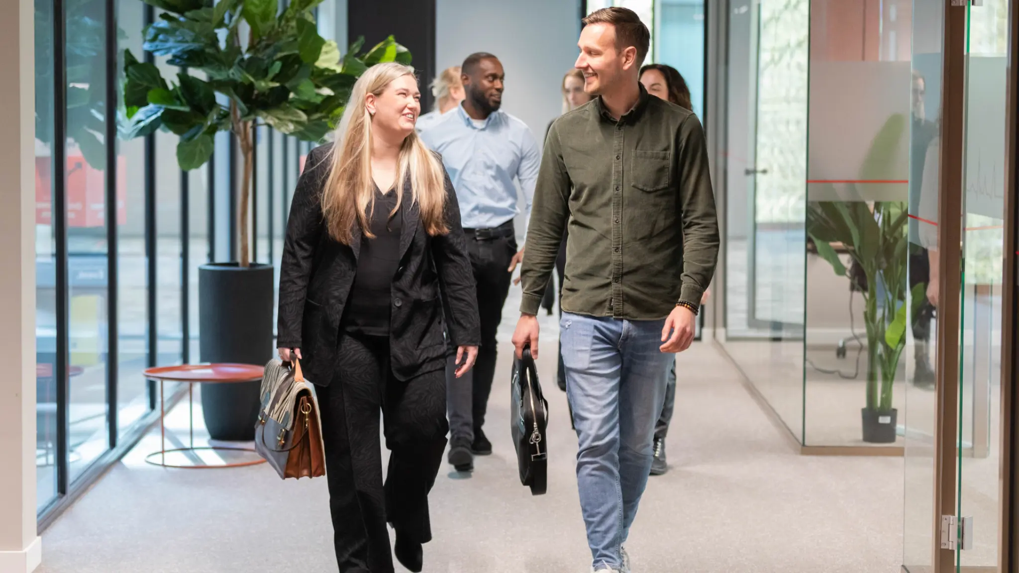 Finanxe collega's komen binnen op kantoor Zwolle